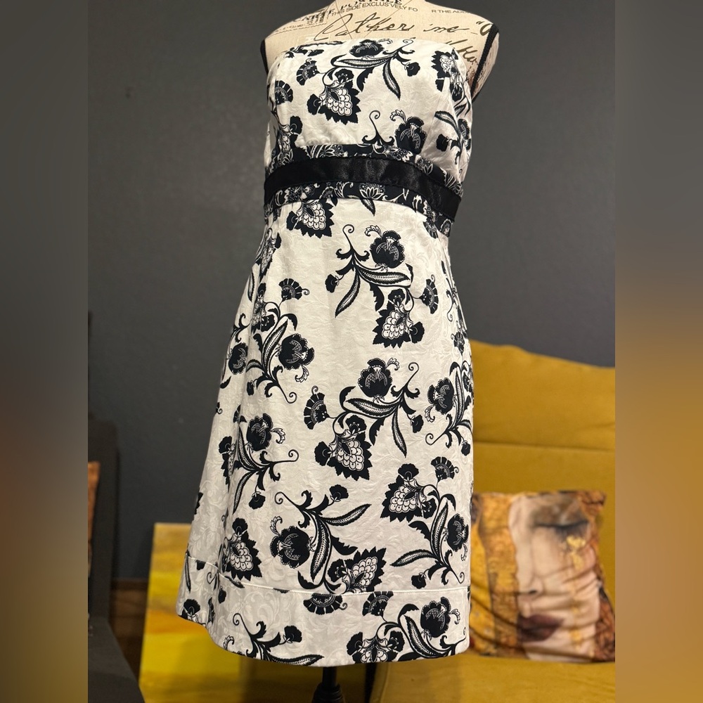 White House Black Market Strapless Floral Dress – Size 10